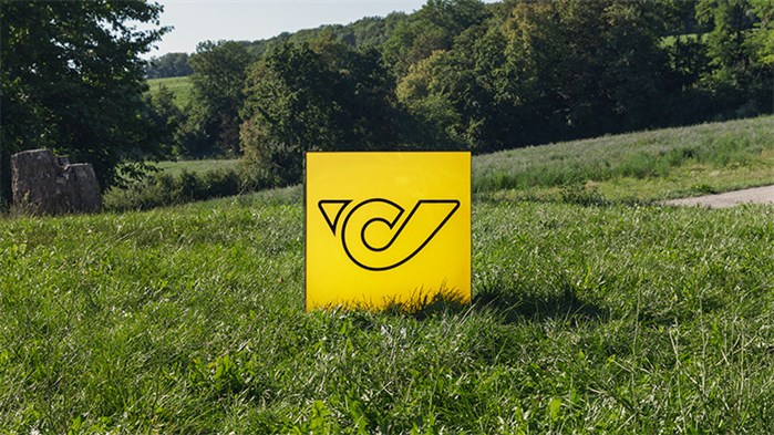 Post Logo auf Wiese